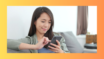 スマホアプリを選ぶ女性